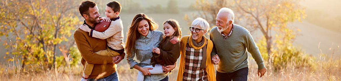 Anziani felici con la loro famiglia