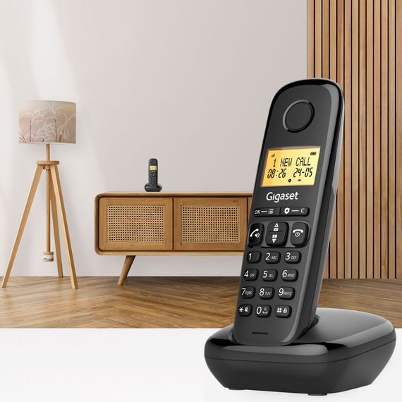 Modern bir yaşam alanında konumlandırılmış Gigaset BASIC 100 kablosuz sabit hat telefonu