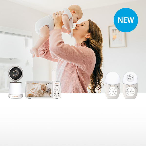 Donna che tiene in braccio il bambino, davanti i baby monitor Gigaset