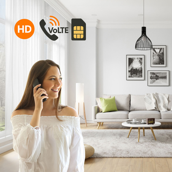 Vrouw belt met Gigaset COMFORT 600 SIM, HD- en VoLTE-symbolen