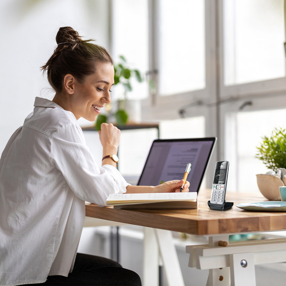 Combiné COMFORT 500HX avec BasicLine IP dans un environnement de travail