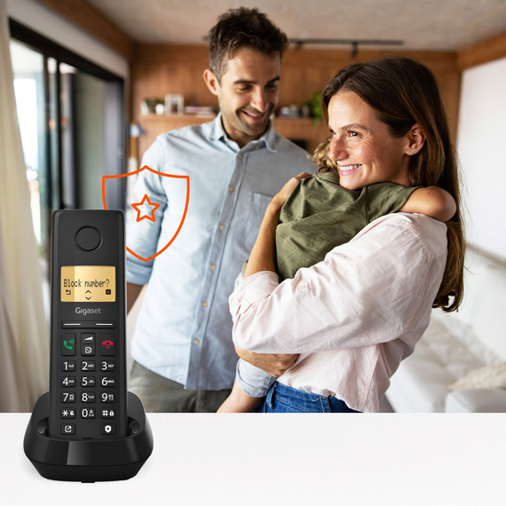 Gigaset PURE 200 with call protection – happy family scene