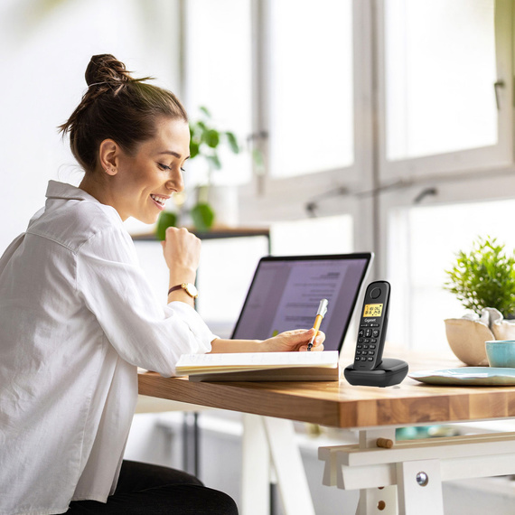 Ev ofisi ortamında kullanılan Gigaset BASIC 100 kablosuz sabit hat telefonu