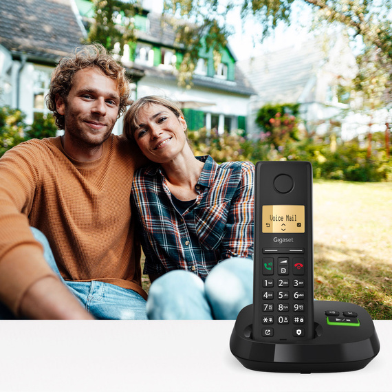 Gigaset PURE 200A with answering machine – couple in garden