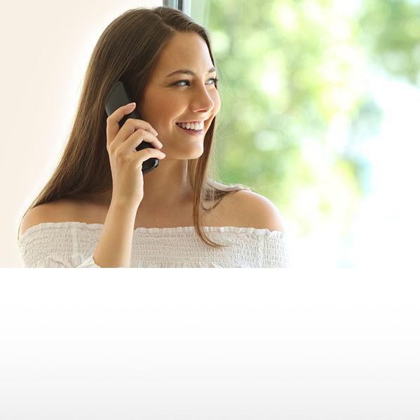Gigaset Telefon für Voice over IP im Gebrauch einer jungen Frau. Link zum Artikel über Wissenswertes zu VoIP.