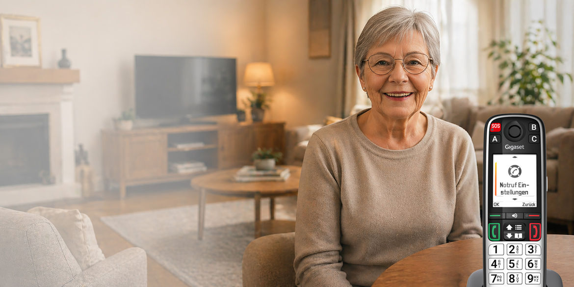 Seniorin mit Gigaset EASY 500 Telefon mit großen Tasten zuhause