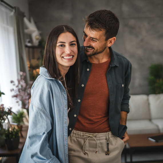 Oudere man zit ontspannen in een fauteuil thuis