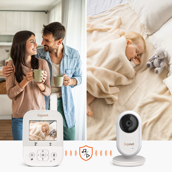 Una coppia che beve un caffè in cucina mentre il video baby monitor Gigaset BABY 300 mostra il bambino che dorme.