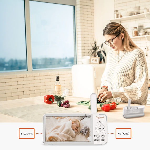 Prépare le repas, Gigaset BABY 500 Video affiche la température ambiante, l'humidité et l'image de bébé sur un grand écran LCD 5 pouces.