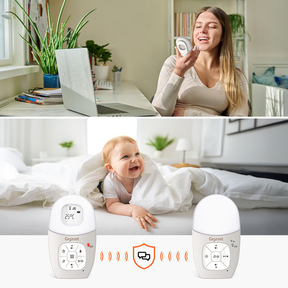 Babyphone mit Eltern- und Babyeinheit. Im Hintergrund Baby und Eltern in unterschiedlichen Räumen. Die Mutter spricht in das Babyphone, um das Kind zu beruhigen.