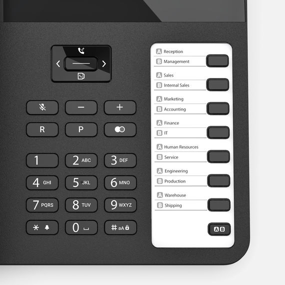 Primer plano de un teléfono de sobremesa con teclas de función y un inserto de papel para la marcación directa de números.